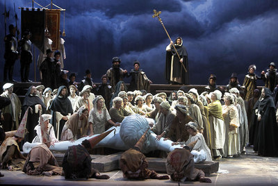 Un momento del ensayo general de  Don Carlo , ayer, en el Teatro de la Maestranza.