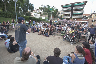Los asistentes debaten durante la asamblea del 15-M celebrada en Horta-Guinardó.