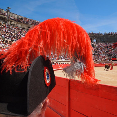 Sobre estas líneas, colorido en la plaza de Nimes.