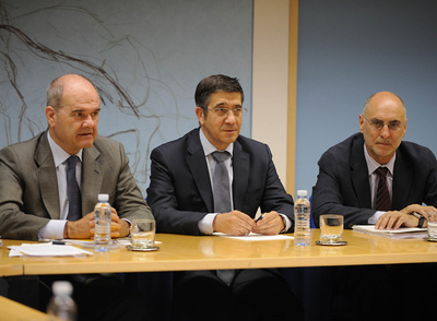 De izquierda a derecha, el vicepresidente Chaves, el   lehendakari   López y el consejero de Interior, Rodolfo Ares, ayer en la reunión de la Comisión Mixta de Transferecnias