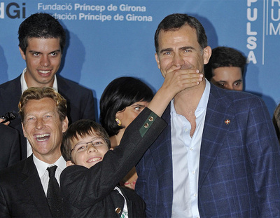 El alemán Felix Finkbeiner, de 13 años, tapa la boca al Príncipe, ayer en el Fórum Impulsa, un gesto que realiza para promocionar una iniciativa que ha llevado incluso a la ONU: 