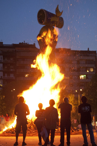 El fuego del solsticio invade el Escorxador