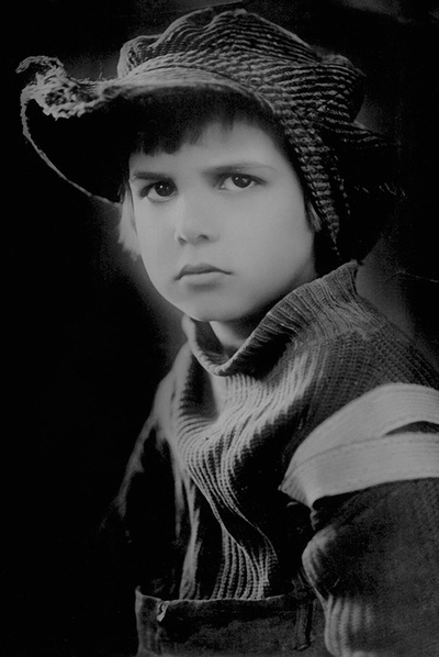 Jackie Coogan, el actor de  El chico,  en un fotograma de  Trouble  (1922).