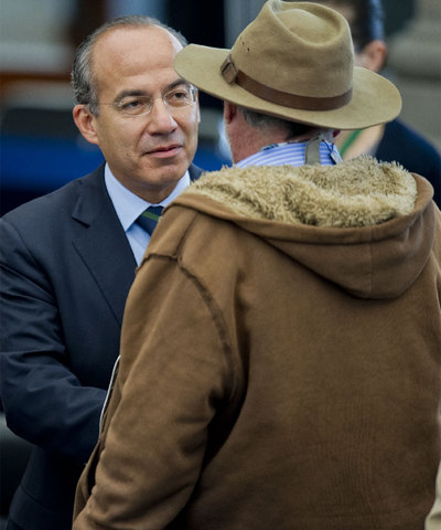 Calderón recibe al poeta Sicilia