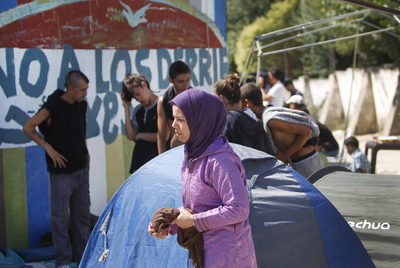 Algunos voluntarios que han pernoctado en tiendas de campaña para evitar nuevos derribos en la Cañada Real
