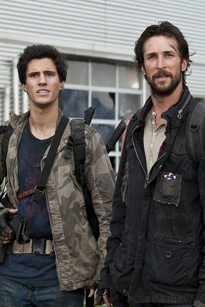 Noah Wyle (derecha) y Drew Roy, padre e hijo en  Falling skies.rn 