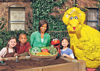  Michelle Obama, en ese peligrosísimo nido de comunistas que es  Barrio Sésamo.  