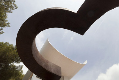 Uno de los monumentales hierros escultóricos de Chillida, en contraste con el tejado de la Fundación Maeght, que acoge hasta noviembre una gran retrospectiva del artista.rnIgnacio Chillida, ayer, en la exposición.