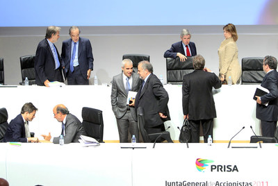 Arriba, de izquierda a derecha, al término de la Junta: Diego Hidalgo, Gregorio Marañón y Bertrán de Lis, Alain Minc y Agnès Noguera. Abajo: Nicolas Berggruen, Juan Arena, Martin E. Franklin, Ignacio Polanco, Juan Luis Cebrián y Manuel Polanco.