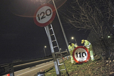 Dos operarios cambian los límites de velocidad en una autopista, en marzo pasado.