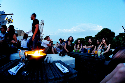 Terraza  lounge  en Mezzanine, un bar de diseño, con restaurante de tapas incluido, en la marroquí Fez.