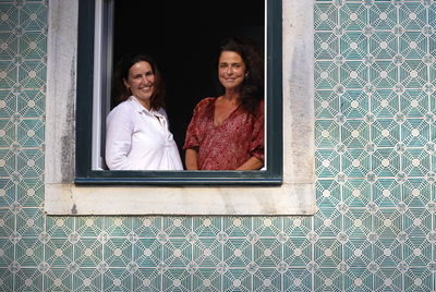 A la izquierda, Natalia Tubella junto a Carme Rendé  en su hotel del Barrio Alto lisboeta, Casa das Janelas com Vista.
