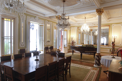 Lámparas de araña y un piano de cola en el salón del hotel Chafariz d'El Rei en el barrio lisboeta de Alfama.