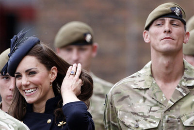 Kate, duquesa de Cambridge, con soldados de la Guardia Irlandesa, ayer en Londres.