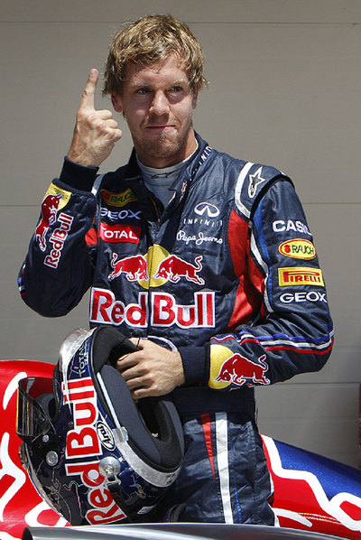 Vettel celebra su  pole  ayer en Valencia.
