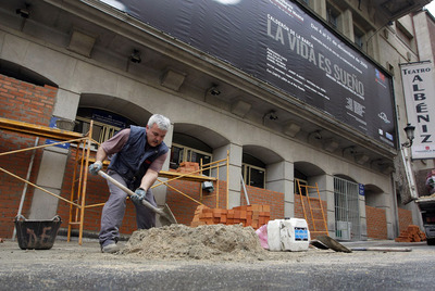 Fachada del Albéniz cuando iba a ser demolido en 2009.