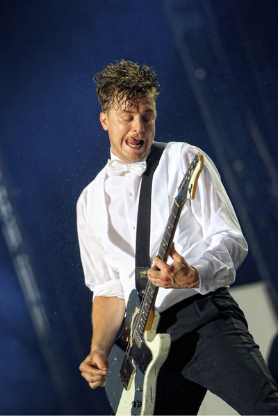 Uno de los miembros del grupo sueco The Hives.