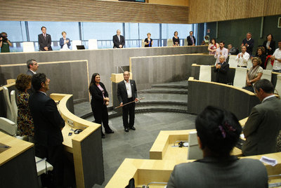 Garitano, con la  makila  de dioputado general, tras su investidura. A su lado, la presidenta de las Juntas, Lohitzune Txarola. Al fondo a la derecha, parte de los junteros de Bildu.
