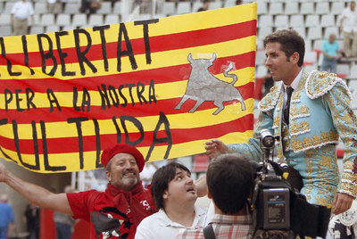 Serafín Marín, al final de su faena, en su salida a hombros.