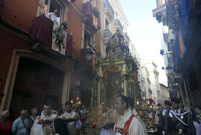 Las flores engalan el Corpus y el Paso de las Rocas