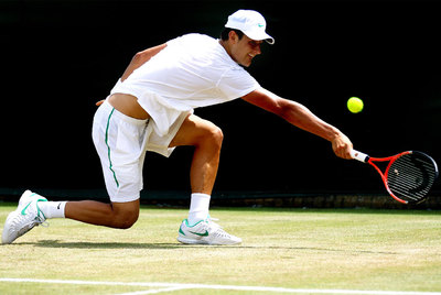 Bernard Tomic devuelve la pelota a Xavier Malisse.