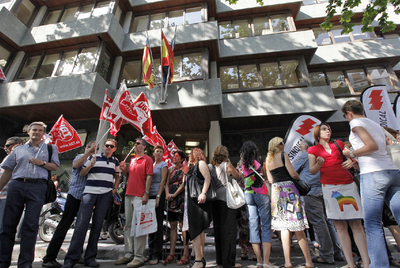 LOS TRABAJADORES DEL SERVEF EXIGEN SUS NÓMINAS