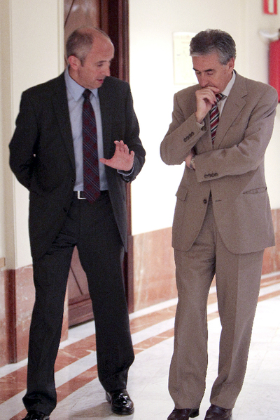 Erkoreka (izquierda) charla con Ramón Jáuregui en el Congreso.