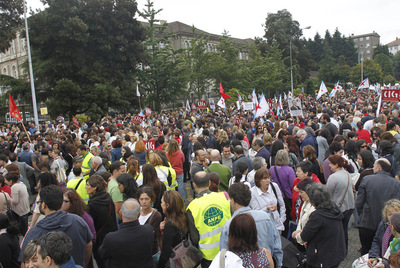 Aspecto de la manifestación contra los recortes educativos a su llegada a San Caetano, sede del Gobierno gallego, en Santiago.