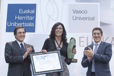 Pasaban recibe el aplauso del   lehendakari   López (a su izquierda) y de Txomin García, ayer en Vitoria.