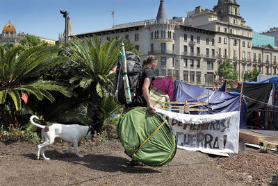 Un grupo de indignados se resiste a abandonar la plaza de Catalunya