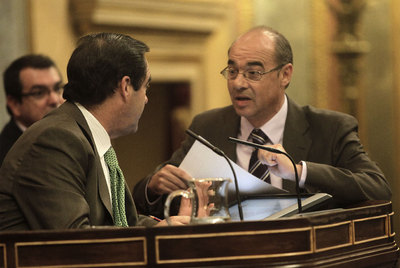 Francisco Jorquera (BNG), a la derecha, habla con el presidente del Congreso, José Bono.