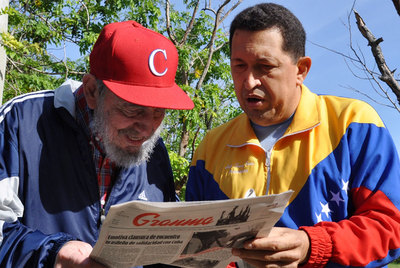 Castro y Chávez leen juntos los titulares del diario  Granma,  en una fotografía hecha pública el 28 de junio.