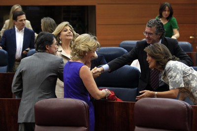 Ignacio González (de espaldas) saluda a Francisco Granados en presencia de Esperanza Aguirre, ayer en la Asamblea de Madrid.