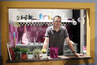 Jordi Galcerán, autor de  Burundanga , en uno de los decorados de la obra.