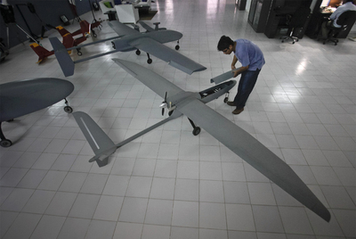 Un técnico monta un avión no tripulado.