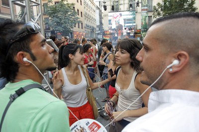 Algunos jóvenes asisten en la plaza de Chueca a la sesión musical silenciosa de ayer.