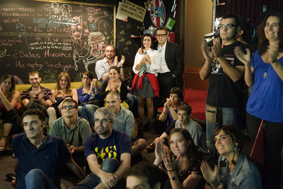 El equipo de  Buenafuente  mira y aplaude un  making off  del  programa.