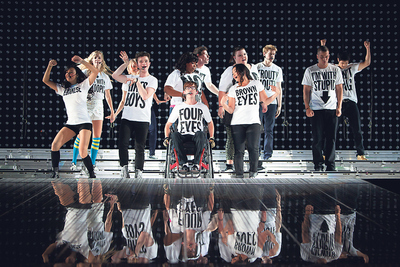  El reparto de  Glee,  interpretando  Born this way  y asumiendo con orgullo a través de sus camisetas todos sus  defectos.   