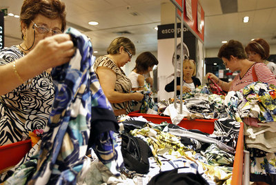 Primer día de Rebajas en un ce ntro comercial de Valencia.