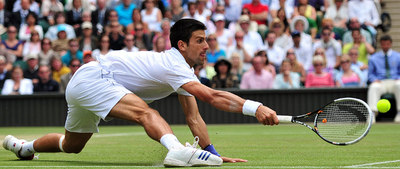 Djokovic en pleno esfuerzo para intentar devolver una bola en su partido de ayer ante Tsonga.