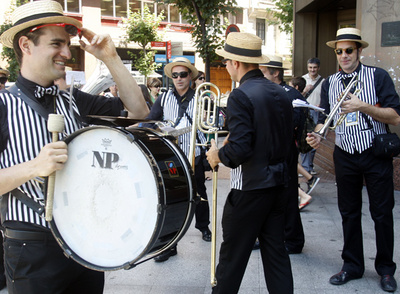 Desfile de músicos por la Gran Vía de Bilbao para celebrar la apertura del Festival de Jazz de Getxo.
