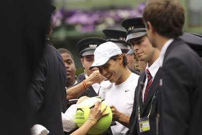 Nadal firma un autógrafo en una pelota., ayer.