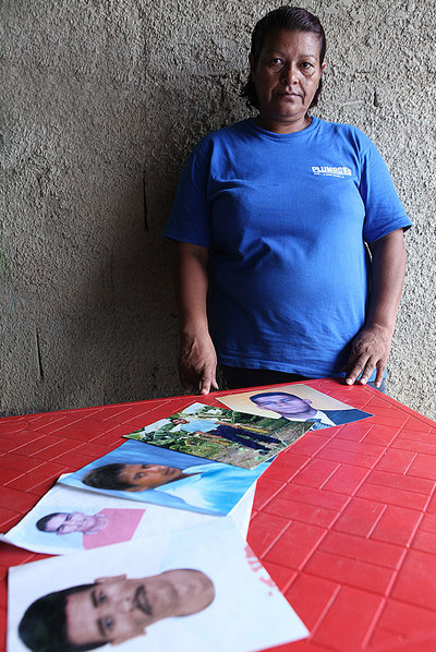 Eloísa Barrios muestra fotos de sus hermanos y sobrinos asesinados.