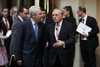 Isidro Fainé (a la derecha) departe con Antonio Zoido, presidente de BME, al llegar a la Bolsa de Madrid. 