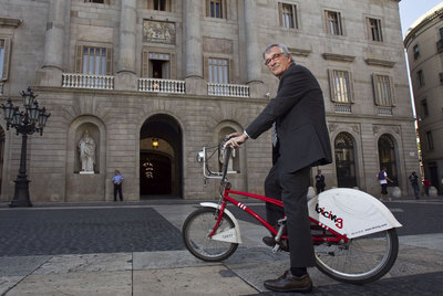 Xavier Trias, crítico con el servicio municipal de  bicing  por su coste, pero aguerrido ciclista, ante el Ayuntamiento de Barcelona.