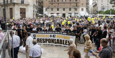 Familiares de las víctimas, ayer en la plaza de la Virgen de Valencia.