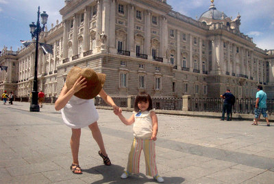 Alma Fernández, de tres años, en una de las visitas guiadas para niños al Palacio Real.