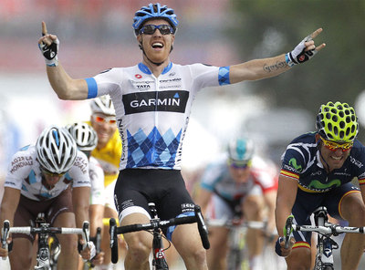 Tyler Farrar alza los brazos al ganar la tercera etapa. A la derecha de la imagen,  José Joaquín Rojas, tercero.