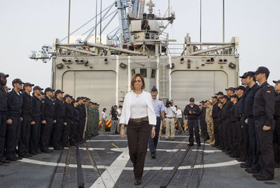 La ministra de Defensa, Carme Chacón, durante su visita a la fragata  Santa María,  en Yibuti.