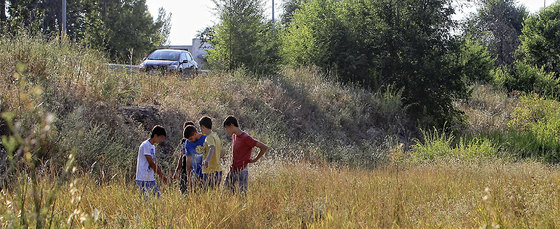 Un grupo de chavales observa el sitio en el que se produjo el mortal accidente.